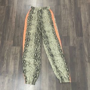 Cloud Ten Vanilla sky women’s Joggers. Size small